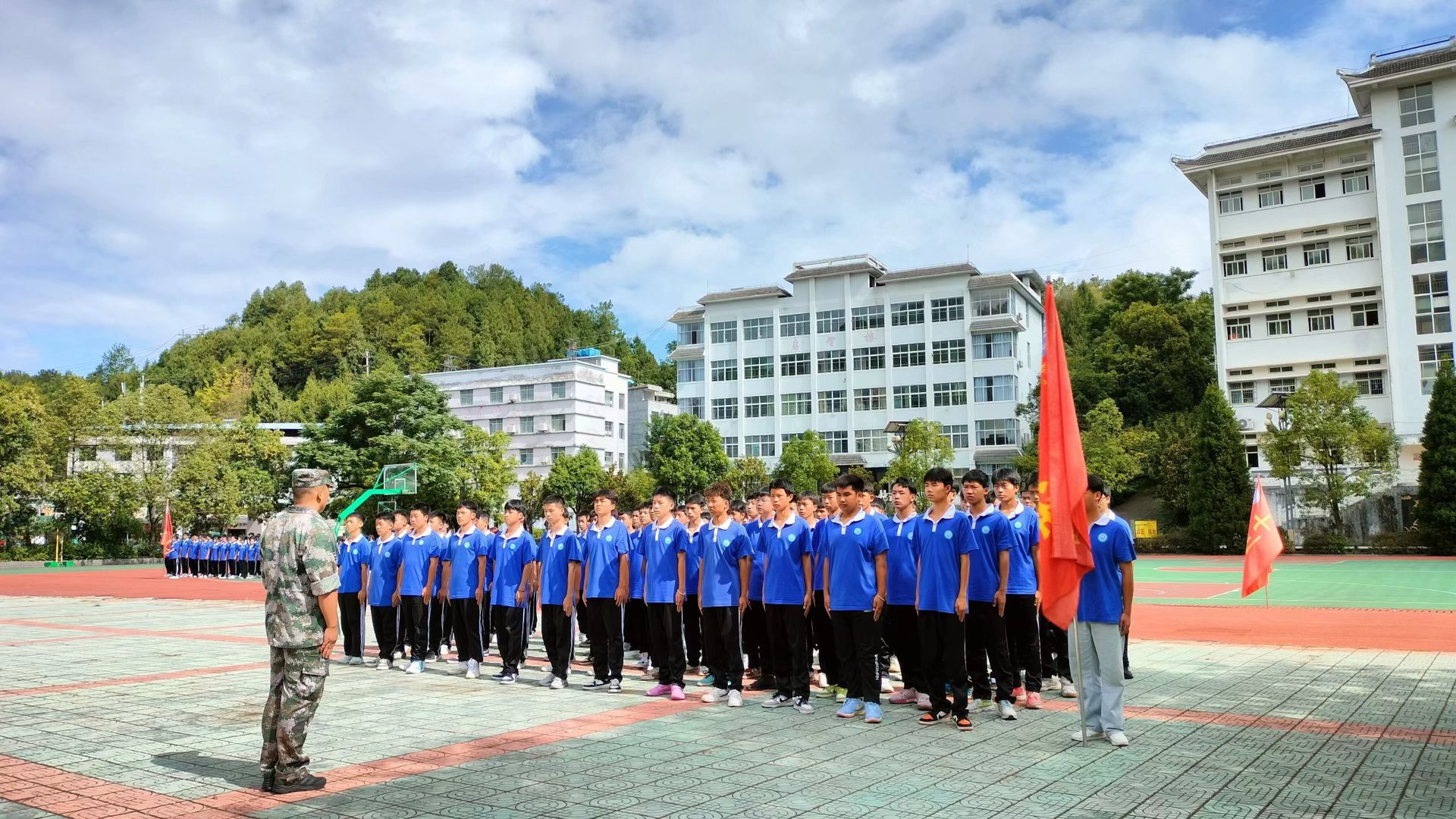 我校2023级新生军训总结圆满举行