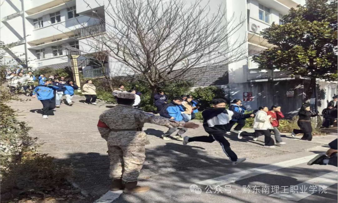 黔东南理工职业学院（二龙校区）成功举行紧急疏散、消防及防暴综合演练