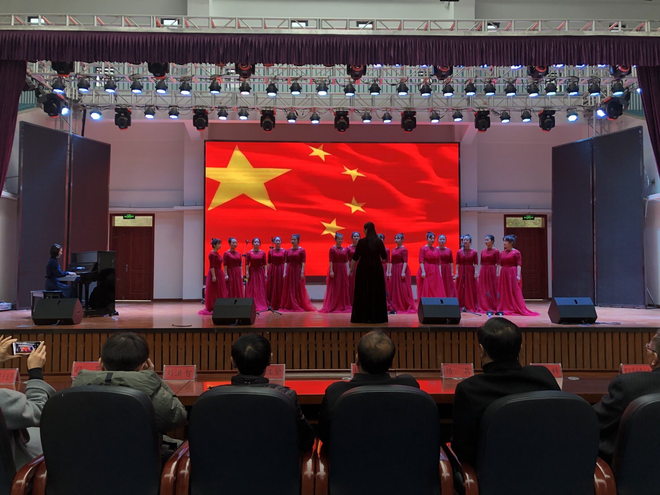 我校举办了以纪念“12•9”爱国学生运动为主题的纪念活动
